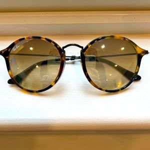 Ray, ban tortoise-colored reflective sunglasses.